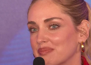 Chiara Ferragni durante la conferenza stampa di Sanremo 2023