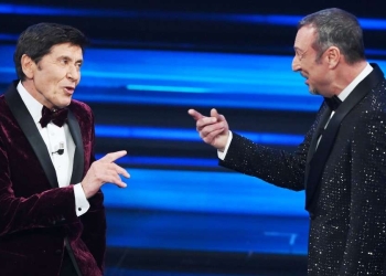 Gianni Morandi e Amadeus sul palco di Sanremo 2023 (Lapresse)