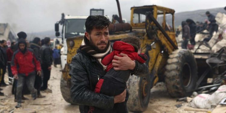 Una piccola vittima. Besnia, Siria, provincia di Idlib (LaPresse)