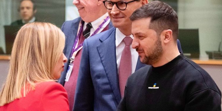 Giorgia Meloni con Volodymyr Zelensky al Consiglio Europeo (LaPresse)