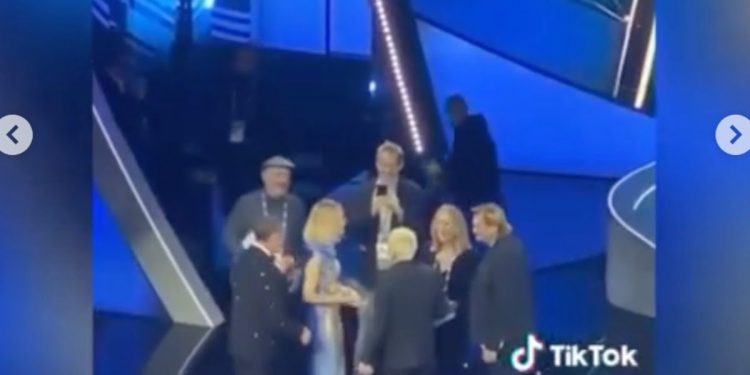 Chiara Ferragni con Fedez sul palco di Sanremo 2023