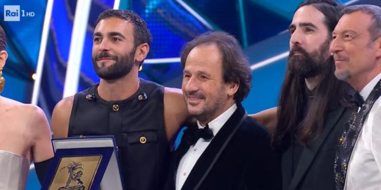 Marco Mengoni vince il Premio Bigazzi (Sanremo 2023)