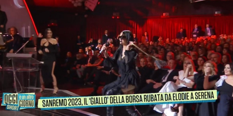 Elodie ruba la borsa a Serena Bortone (Oggi è un altro giorno, 2023)