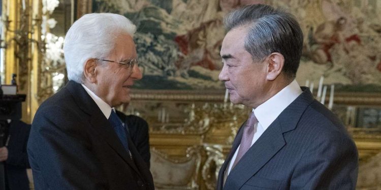 L'incontro tra Sergio Mattarella e Wang Yi