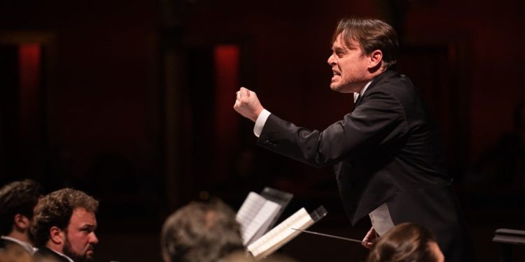 Michele Mariotti dirige il Requiem (foto di Fabrizio Sansoni)