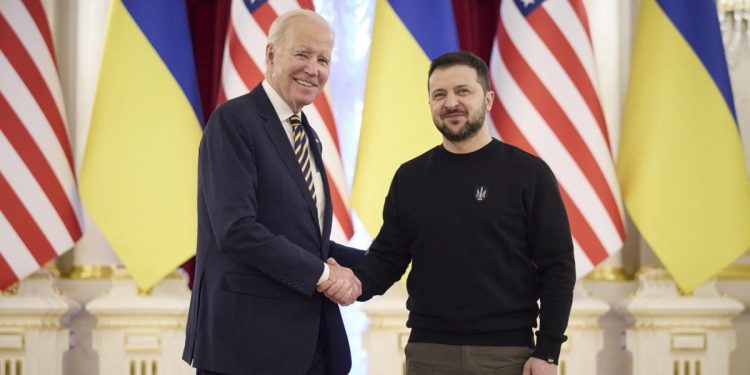 Biden da Zelensky a Kiev