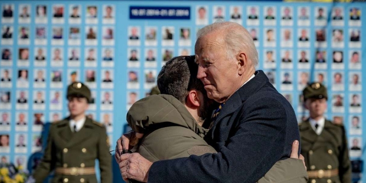 L'abbraccio tra Zelensky e Biden a Kiev (LaPresse)