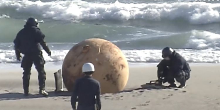 Misteriosa palla trovata in spiaggia in Giappone (Youtube)