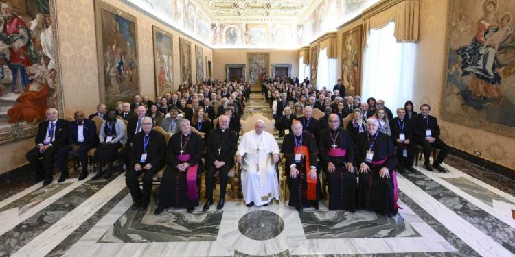 Papa Francesco con i membri della PAV