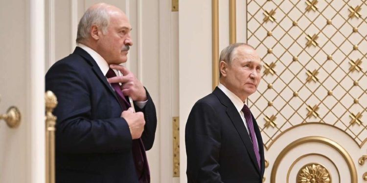 Il dittatore bielorusso Aleksandr Lukashenko con Vladimir Putin (LaPresse)