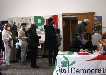 Elettori Pd al voto in occasione delle primarie (LaPresse)