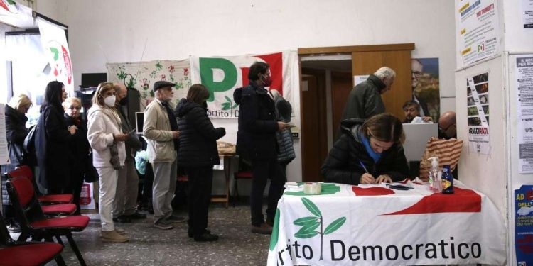 Elettori Pd al voto in occasione delle primarie (LaPresse)