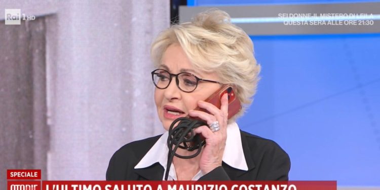 Enrica Bonaccorti al telefono (Storie Italiane, 2023)