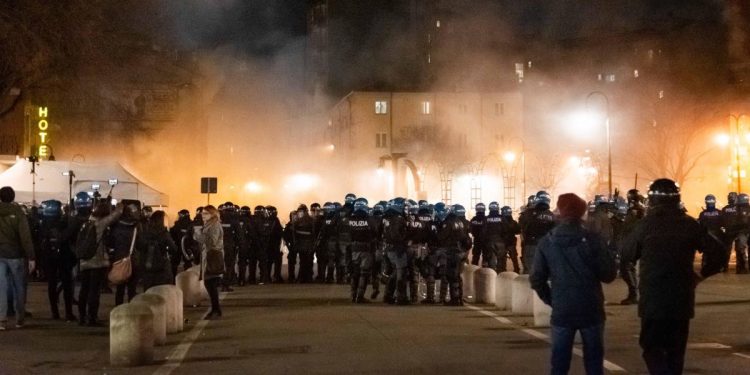 Torino - Corteo anarchico in solidarietà ad Alfredo Cospito, detenuto al regime 41 bis (Foto: LaPresse)