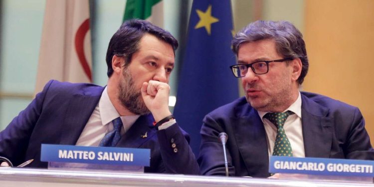 Matteo Salvini, ministro dei Trasporti, e Giancarlo Giorgetti, ministro dell'Economia (LaPresse)