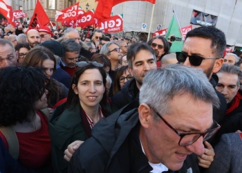 La manifestazione per i diritti della scuola e la Costituzione a Firenze (Foto: LaPresse)