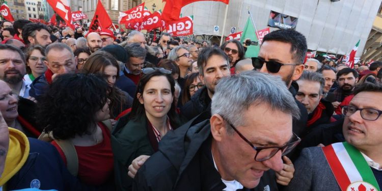 La manifestazione per i diritti della scuola e la Costituzione a Firenze (Foto: LaPresse)