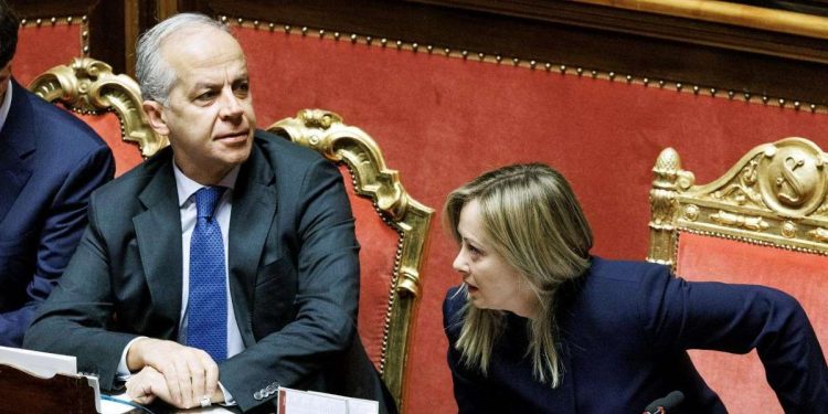 Matteo Piantedosi, ministro dell'Interno, con il premier Giorgia Meloni (LaPresse)