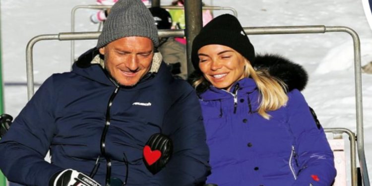 Francesco Totti e Noemi Bocchi, sulla neve con tutta la famiglia. (Foto: Web)