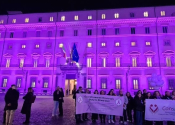 Palazzo Chigi illuminato di viola