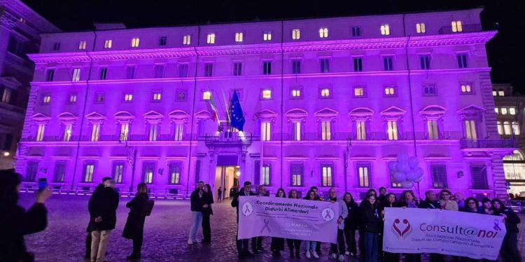 Palazzo Chigi illuminato di viola