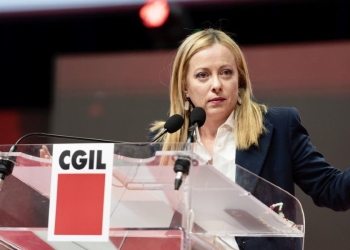 Giorgia Meloni, presidente del Consiglio, sul palco della Cgil (LaPresse)