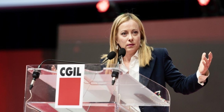 Giorgia Meloni, presidente del Consiglio, sul palco della Cgil (LaPresse)