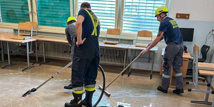 La scuola media Segantini allagata a Merano (Twitter)