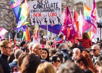 Sinistra in piazza a Milano per difendere l'utero in affitto (LaPresse)