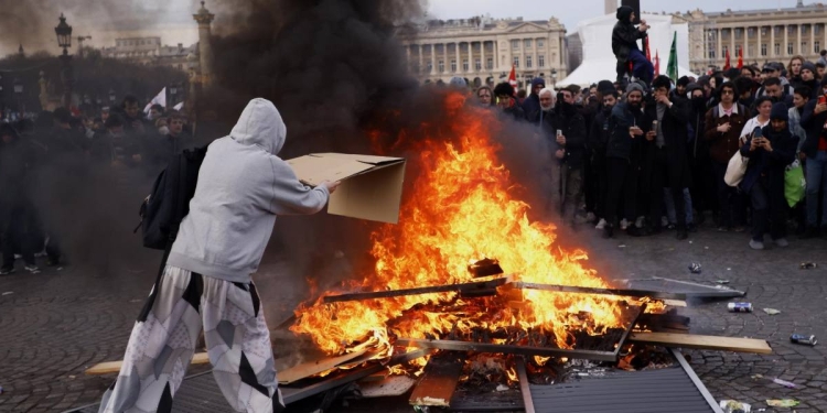 scontri in Francia contro le pensioni