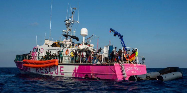 La nave per il soccorso dei migranti finanziata da Banksy nel Mar Mediterraneo (Foto: 2020, LaPresse)