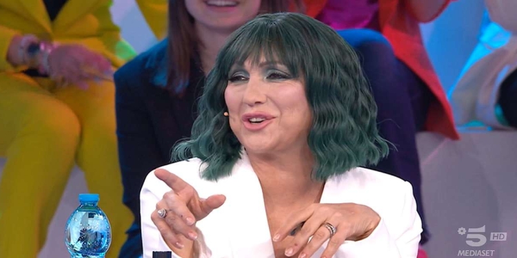 Alessandra Celentano con la parrucca ad Amici 2023