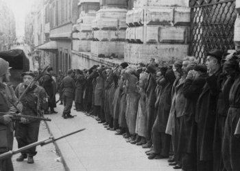 Roma, 23 marzo 1944: retata di fronte a Palazzo Barberini dopo l'attentato di Via Rasella (foto da Wikipedia)