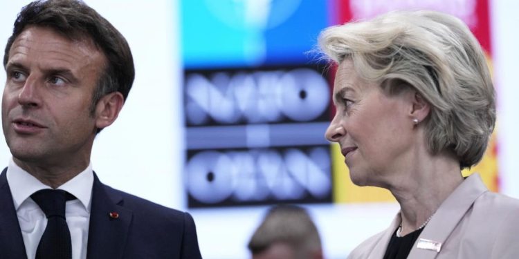 Emmanuel Macron e Ursula von der Leyen (LaPresse)