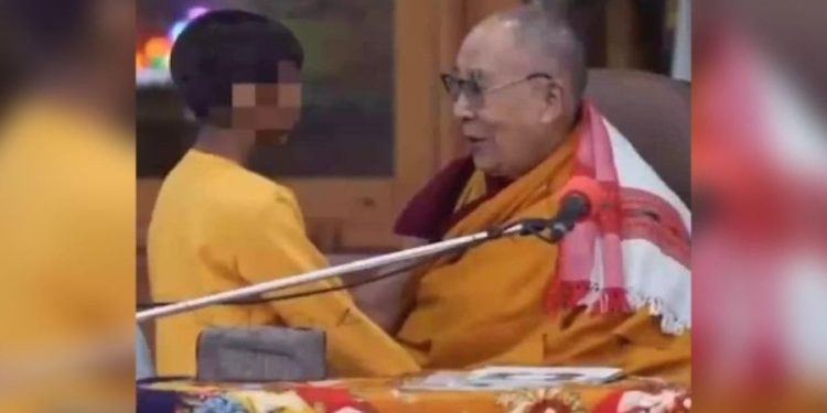 Dalai Lama bacia bambino (da YouTube)