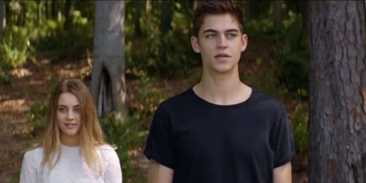 Josephine Langford e Hero Fiennes Tiffin, in una scena del film After