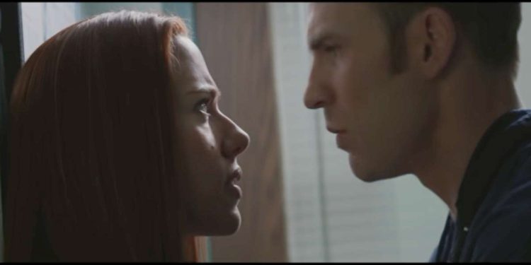 Scarlett Johansson e Chris Evans in una scena del film Captain America: The Winter Soldier