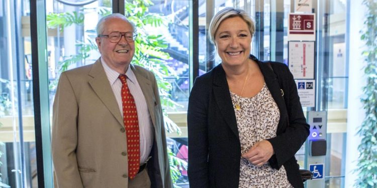 Jean-Marie Le Pen con la figlia Marine (Foto: 2014, LaPresse)