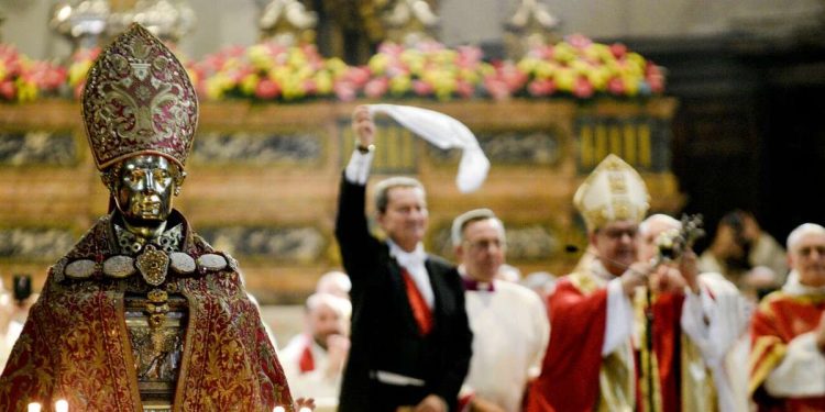 Cattedrale di Napoli, l'avvenuto miracolo di San Gennaro (LaPresse)