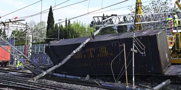 Il treno merci deragliato a Firenze (Twitter)