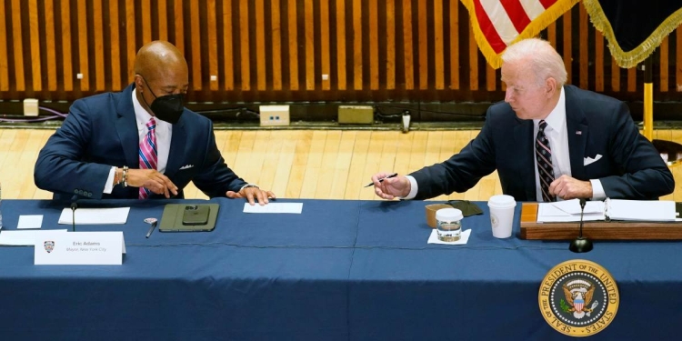 Eric Adams e Joe Biden (Foto: 2022, LaPresse)