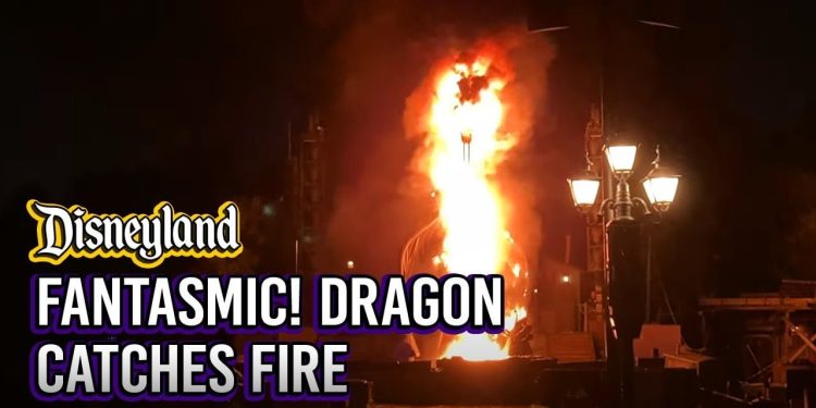 Disneyland, drago in fiamme (screen da Youtube)