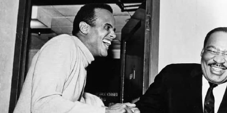 Harry Belafonte con il reverendo Martin Luther King (fonte: Facebook)