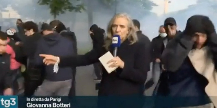 Giovanna Botteri, petardo le esplode vicino in diretta tv