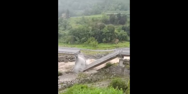 Ponte crollato a Longobucco (screen da video)