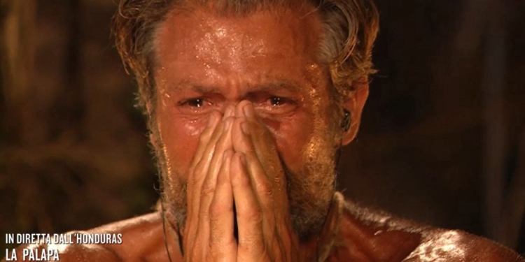 Andrea Lo Cicero in lacrime all'Isola dei Famosi 2023 (Foto: Web)