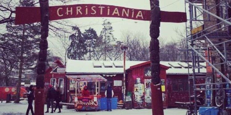 L'ingresso di Christiania, a Copenaghen (Twitter)