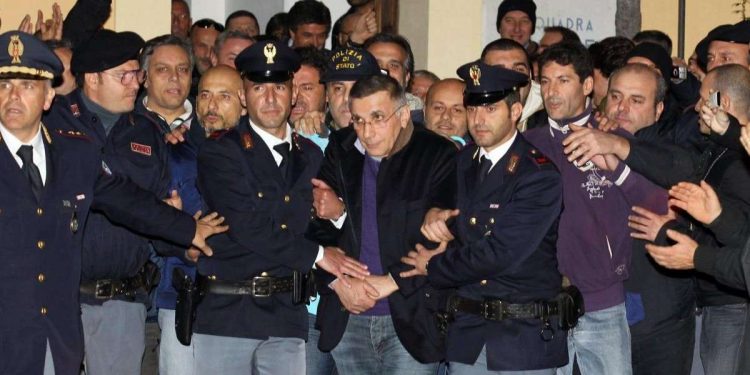 Napoli, 7 dicembre 2011: l'arresto del superboss dei casalesi Michele Zagaria. V. Pisani è alle spalle dell'agente a destra (nella foto) di Zagaria (LaPresse)