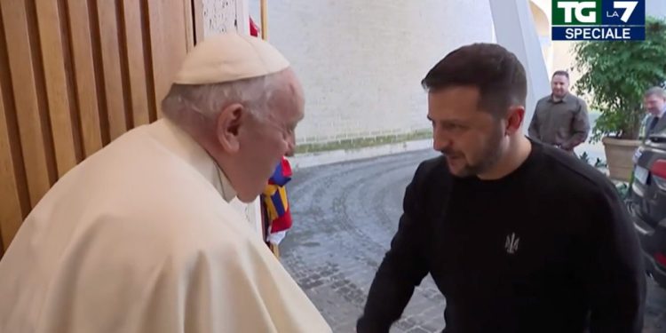 Papa Francesco accoglie Volodymyr Zelensky