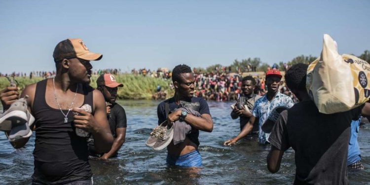 Migranti haitiani attraversano il Rio Grande (LaPresse)